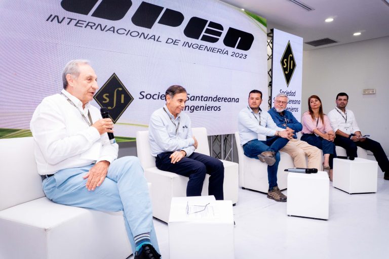 Alvaro Beltran Pinzon Moderando el Panel de aguas medio ambiente y saneamiento basico